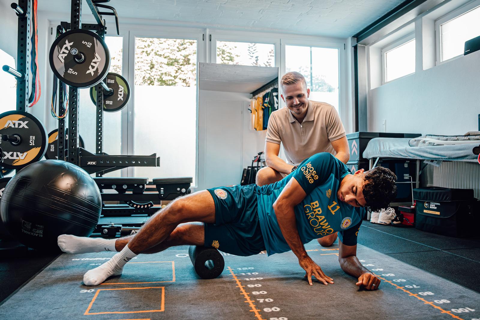 Christian Degenhardt bei der Behandlung eines Spielers im Trainingsraum